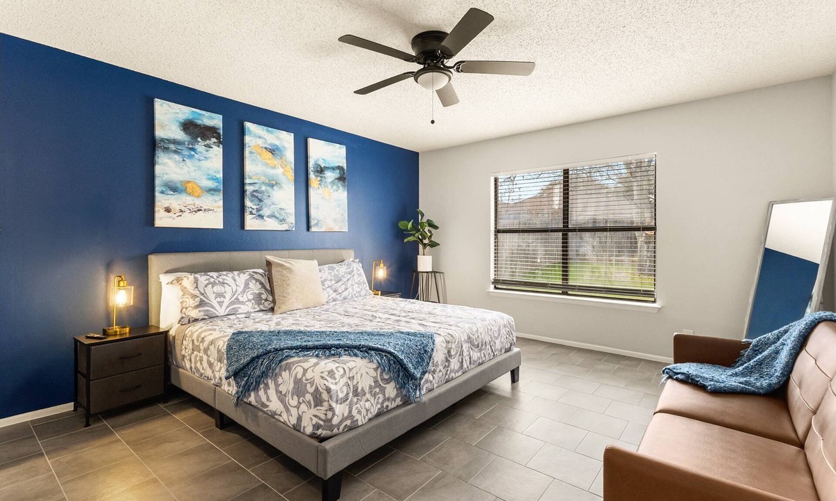 Heritage House | Pet-Friendly Family Home Near SeaWorld | Spacious Yard | Sleeps 6 | Minutes to Lackland AFB