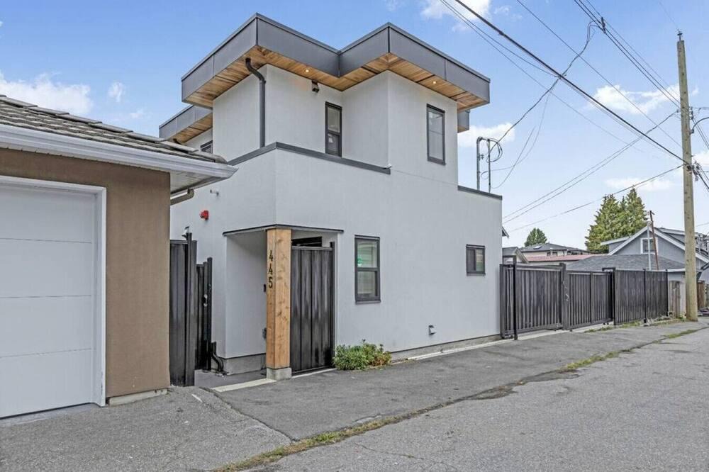 Sunset House | Pleasant 1-Bedroom Laneway Home