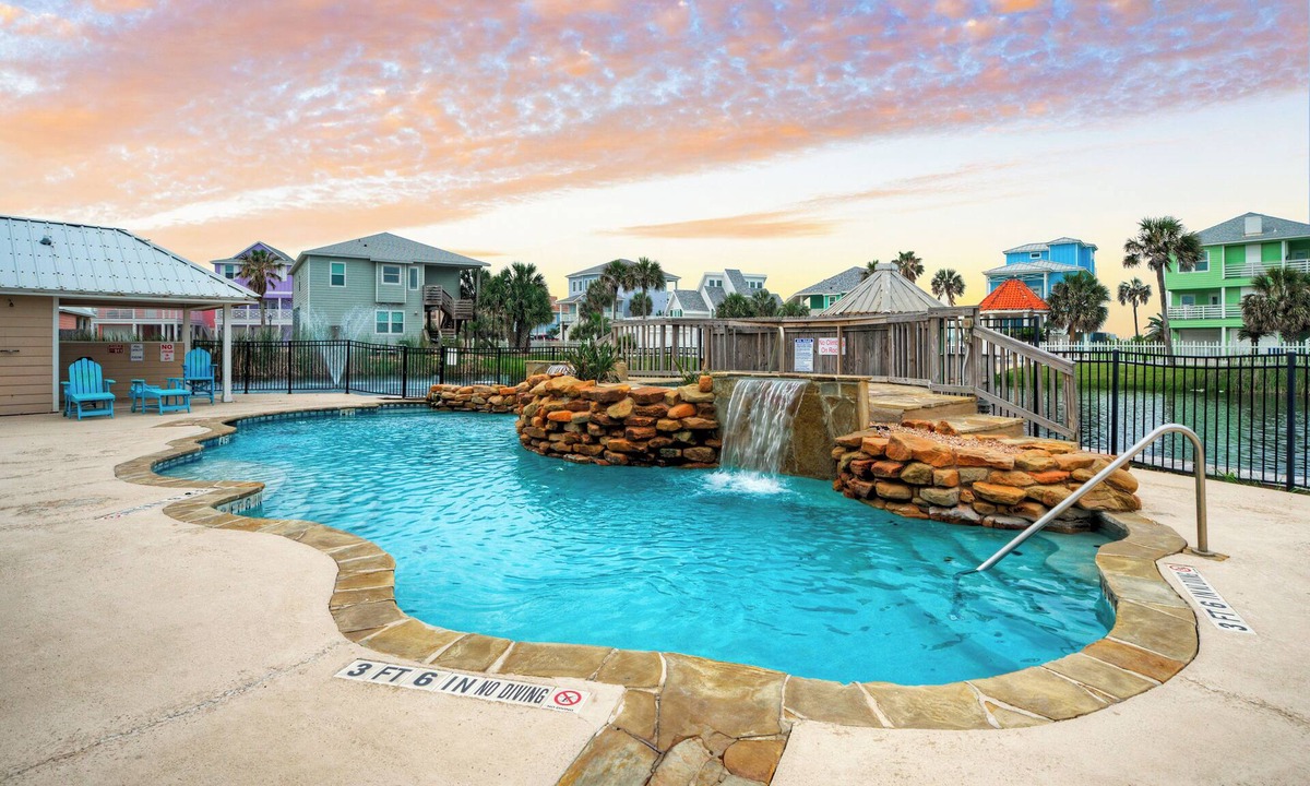 Bella Vista House | Port A Retreat Shared Pool + Hot Tub Short Drive to Beach | Das Strandhaus
