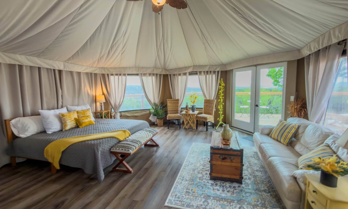 Oatmeal Cabin | Premium Suite 4 - Safari Tent - Outdoor Soaking Tub