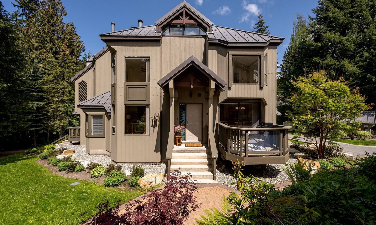 Whistler House | Prime Central Location | 5BR | Walk to Village/Lifts | Free Parking | Managed by Aloha Whistler