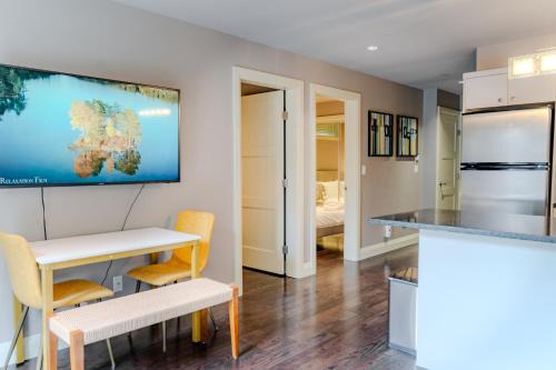 Riley Park-Little Mountain Apartment | Private Cambie Village Suite min Downtown and Skytrain