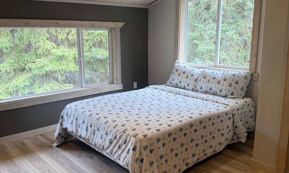 Eagle Creek House | Private Cariboo Retreat -House & Cabin Lakes, Fishing, Hunting ,Trails, Outdoor
