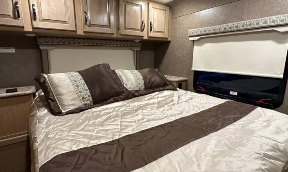 Tamiami House | Private Cozy RV Very central walking to shopping store/near FIU Pet Friendly .