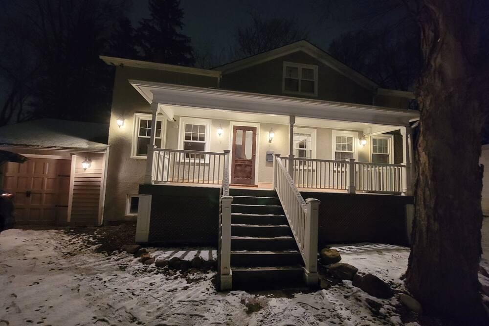 Thornhill House | Private heritage home close to trails, parks and recreation