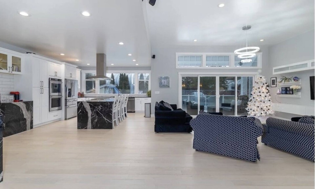 Regional District of Nanaimo House | Private Pool House With In Ground Pool and Hot Tub Located In Qualicum Beach
