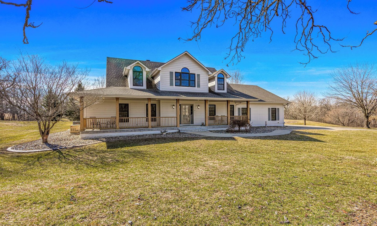 Lee's Summit House | Private Retreat on Scenic Acreage Close to Lee's Summit and Kansas City