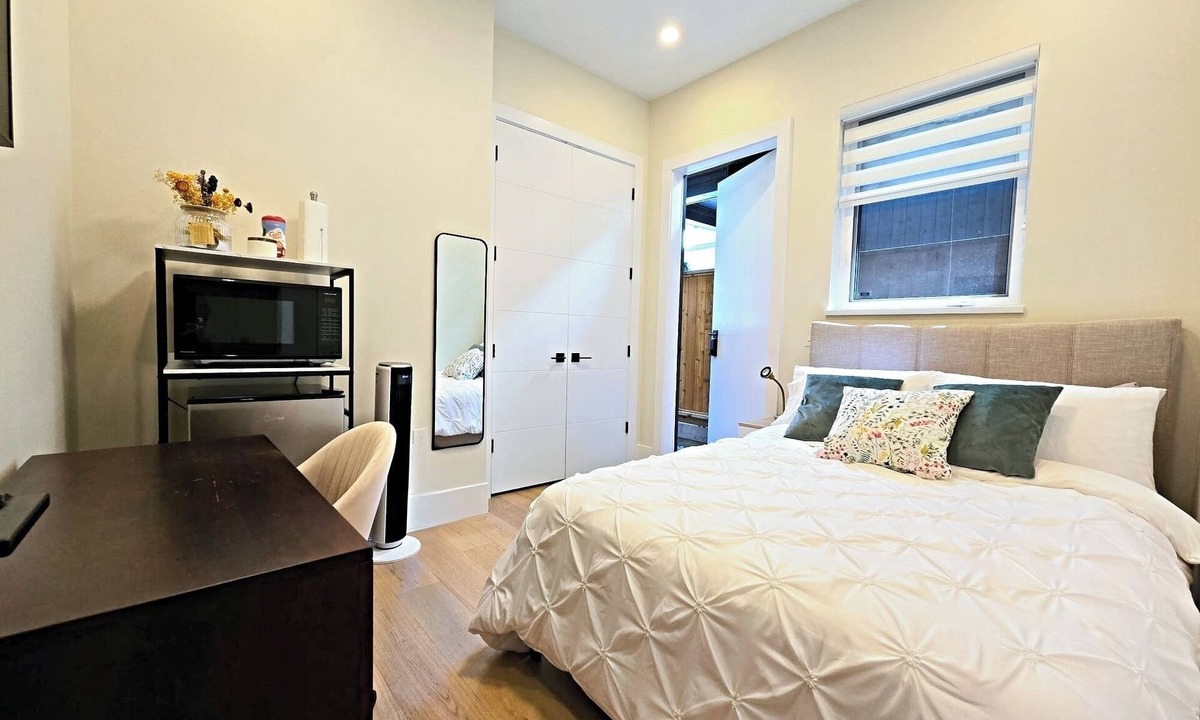 Canyon Heights House | Private Room Near Grouse Mountain & Scenic Trails in North Vancouver