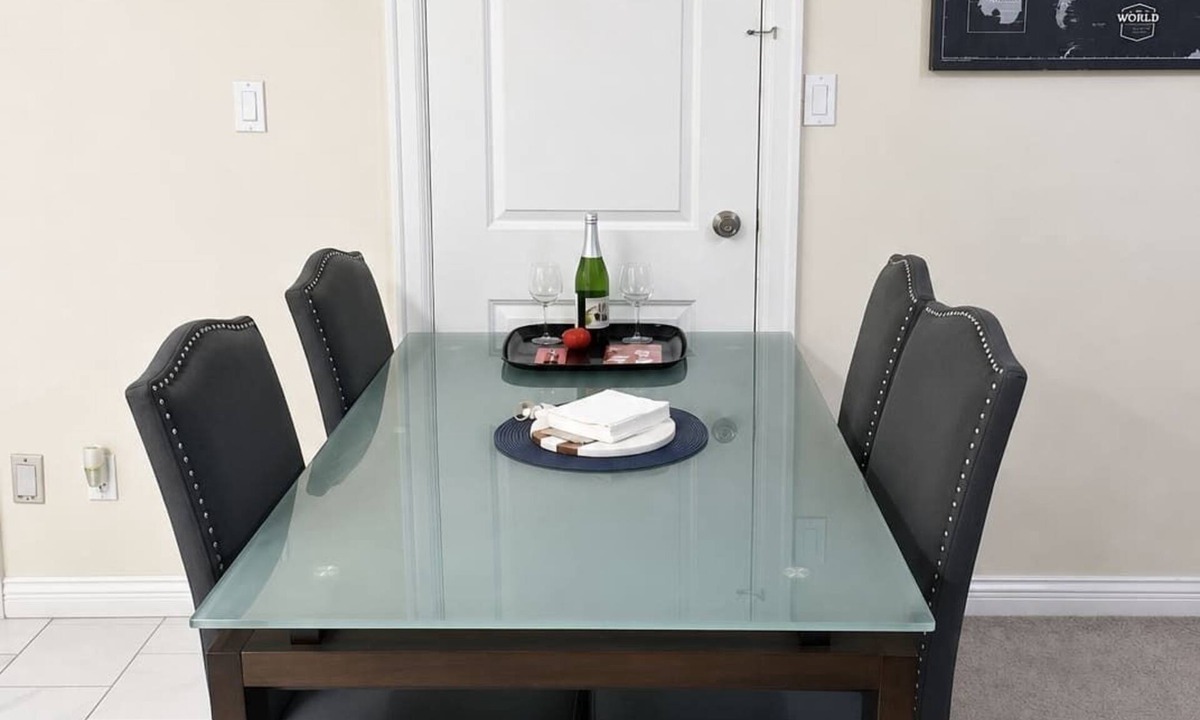 Sunset House | Quiet & Bright Basement Suite near Fraser Street