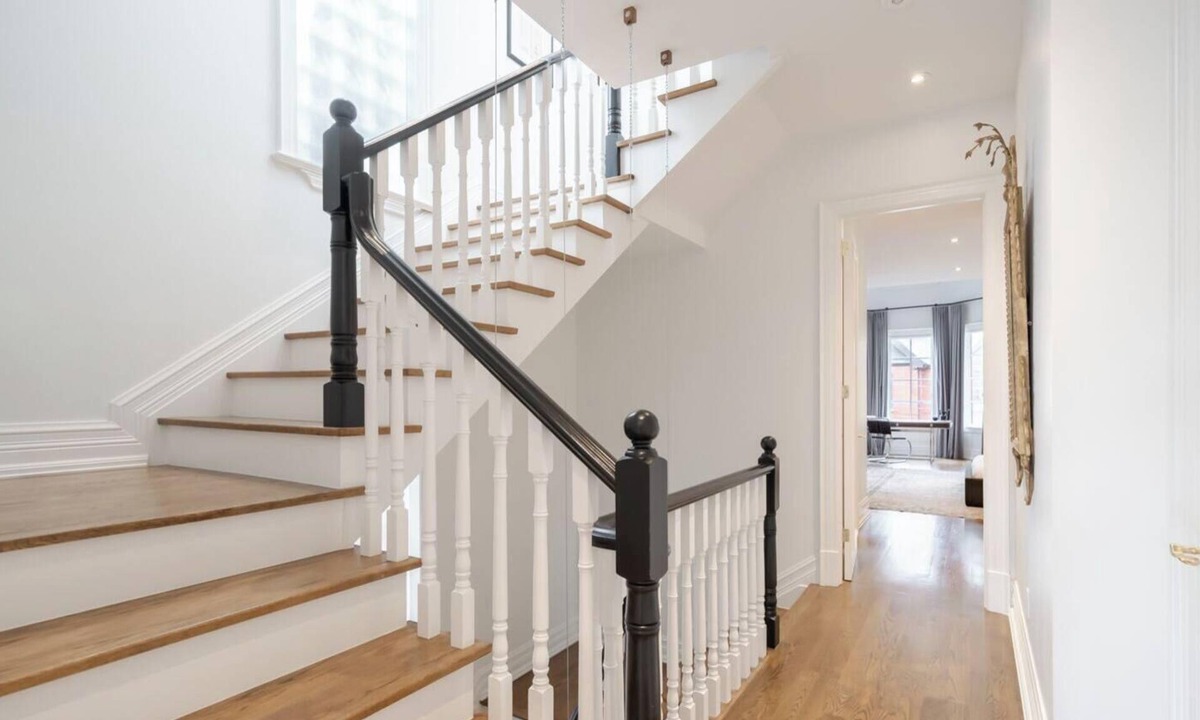 Midtown Toronto House | Rare Yorkville Detached House with Parking and Hot Tub