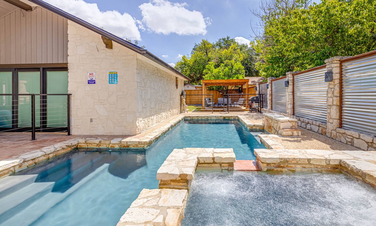 Oakmont Downs House | Relaxing home Optional heated pool Spa Central location 20 min to Lackland AFB