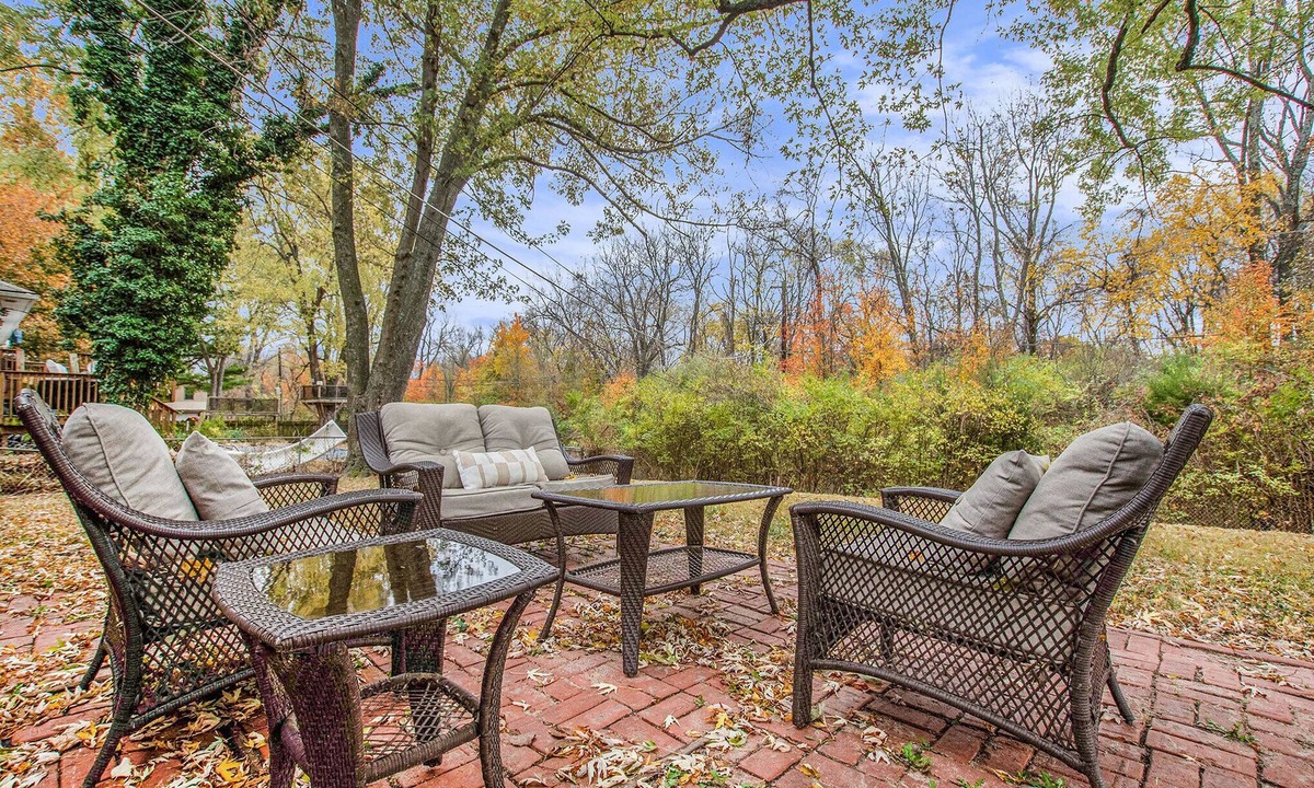 Grandview House | Remodeled 3BR w/queen beds on 1/2 acre backing to open space. Bonus basement living room + extra bath. Chef’s kitchen, W/D, patio + outdoor dining. Bright, private setting w/shade trees near Raymore/Belton. Fast WiFi.