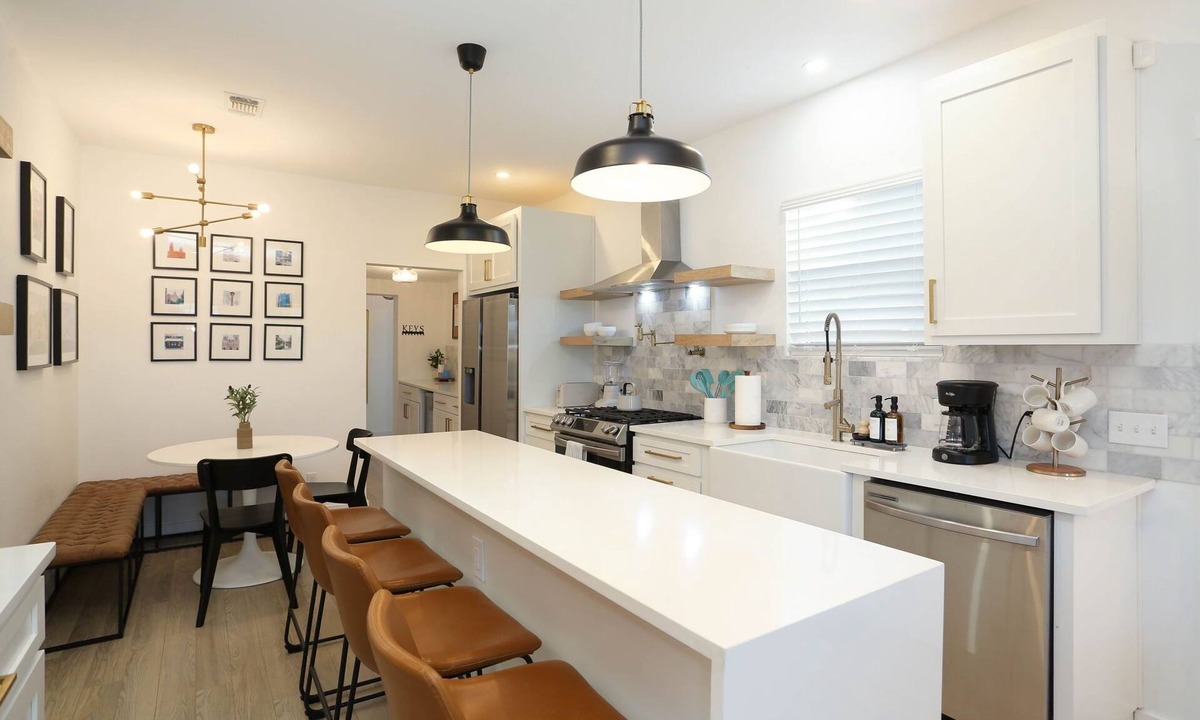 Westfort House | Renovated 4BR & 3Bath Sleeps 11, Hot Tub, Mini Golf, 0.5 mi to Pearl
