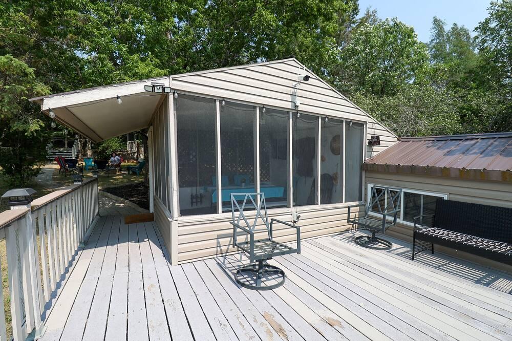 St. Andrews House | River front vacation home with outdoor hot tub & Karaoke