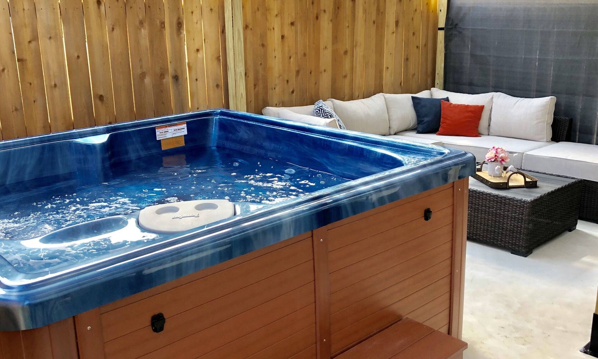 Near East Side House | RIVERWALK/ALAMODOME TOWNHOME - WITH HOT TUB & Wood Fire Pit!1 MILE TO RIVERWALK
