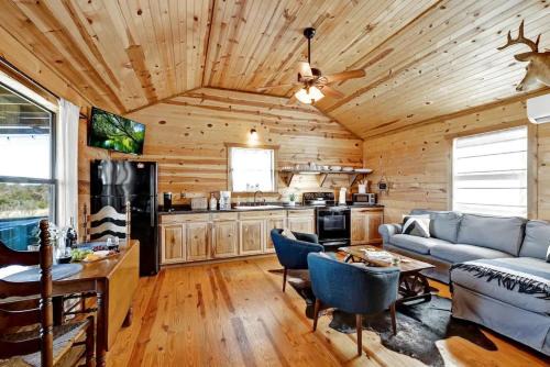 Fredericksburg House | RockyRidge Cabin-Hill Country Views-20 min to Fred