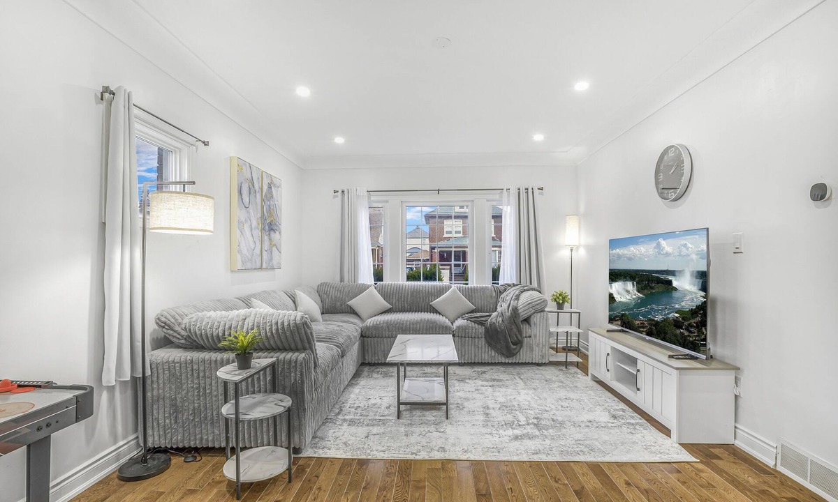 Niagara Falls House | Romeo & Juliet Niagara Retreat - Clifton Hill & Niagara Falls