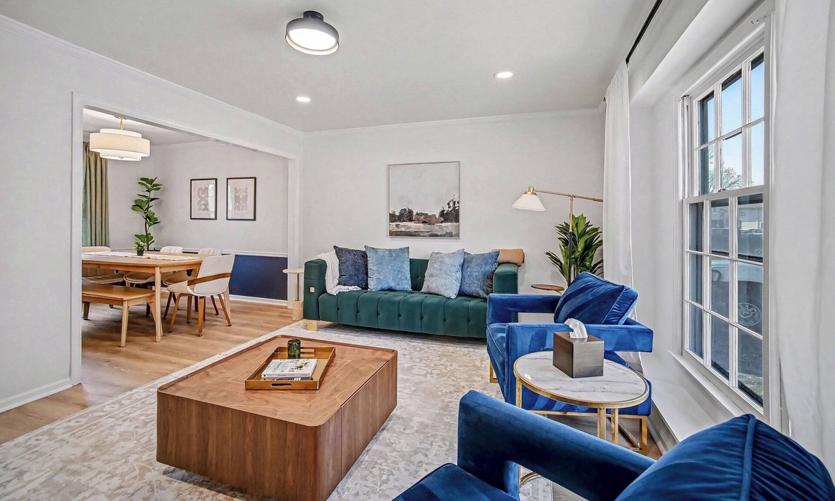 Overland Park House | Room for Everyone! Sleeps 10 : Bunks+Bonus Space in a Quiet Neighborhood!