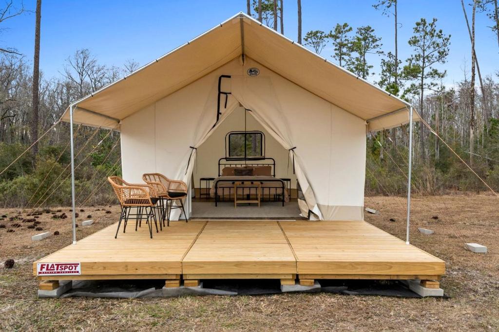 Wewahitchka House | Rustic Lakefront Glamping Under the Stars with River Accesss & Kayaking in Wewahitchka, Florida