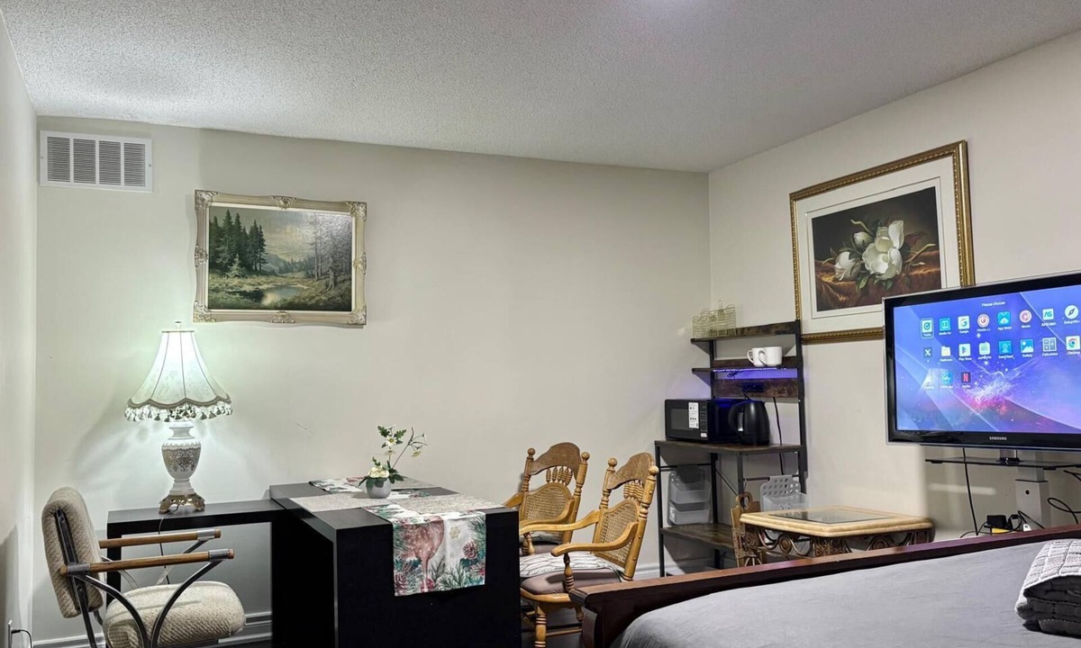 Steeles House | Scarborough Executive Master Suite: Private Jacuzzi, Workspace & Parking