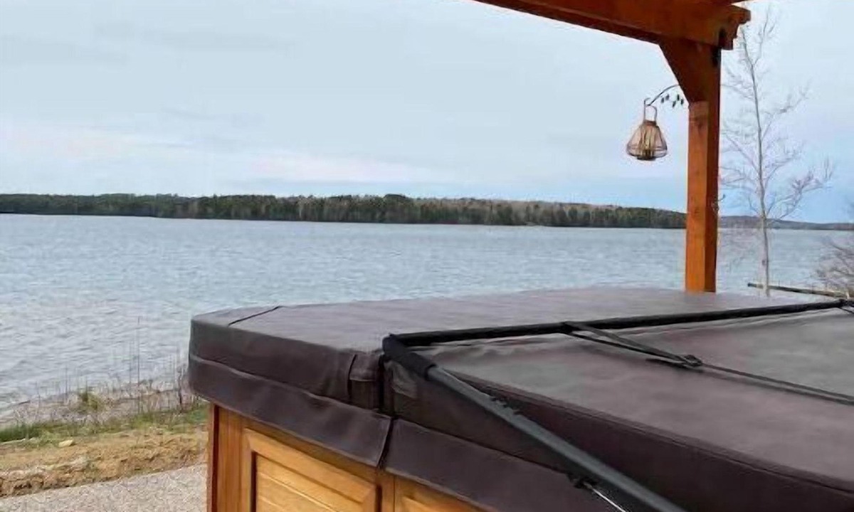 Bridgewater Condo | Seasonal Discount is on! 7 ppl Hottub with the view of the Mush a Mush Lakenn