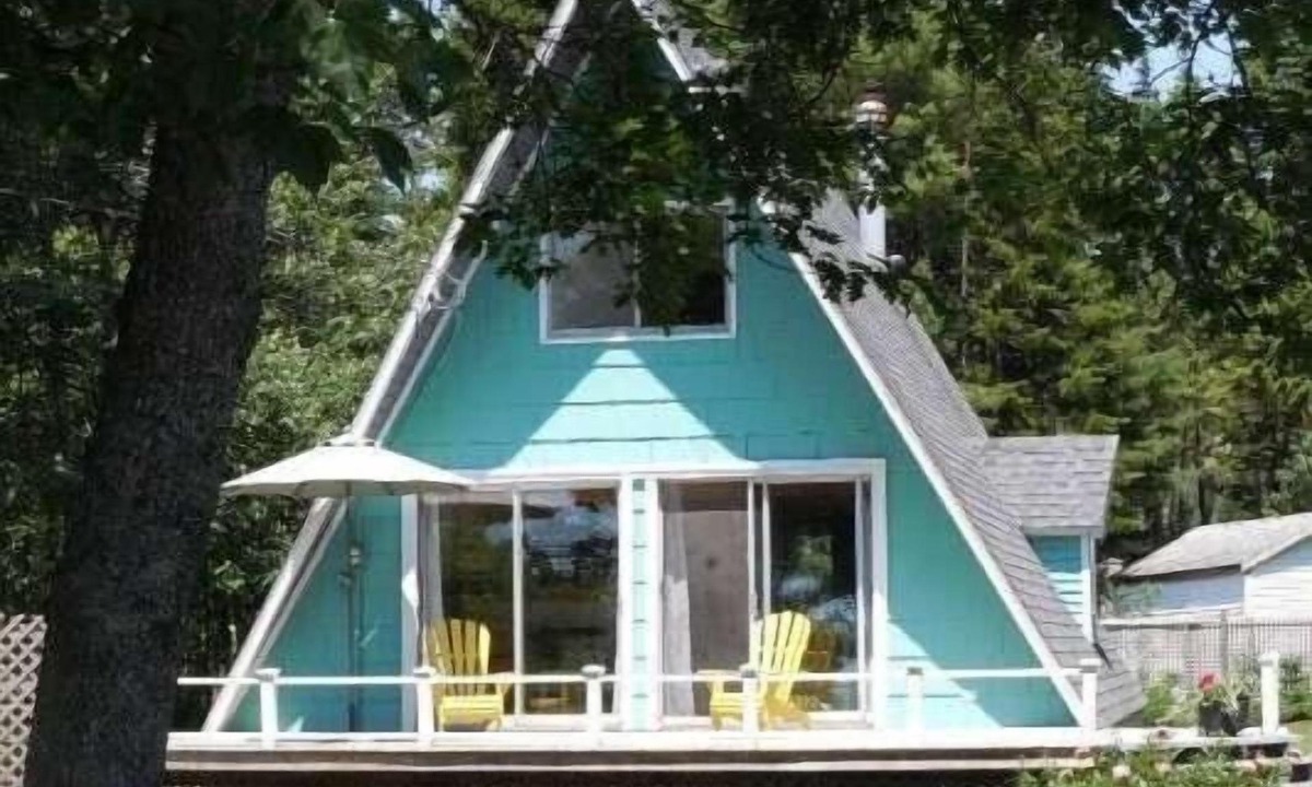 Mahone Bay Cottage | Second Wind Cottage - ocean front chalet near Mahone Bay & Lunenburg Nova Scotia