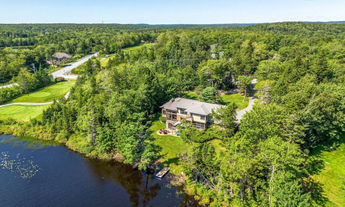 Hammonds Plains House | Serene modern Lakehouse on Golf Course