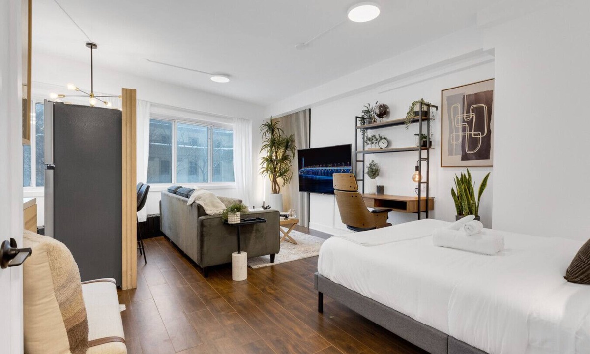 Milton Park Apartment | Sherbrooke Suite 105 Downtown Montreal | Queen Bed, Sofa Bed, 65` Roku TV