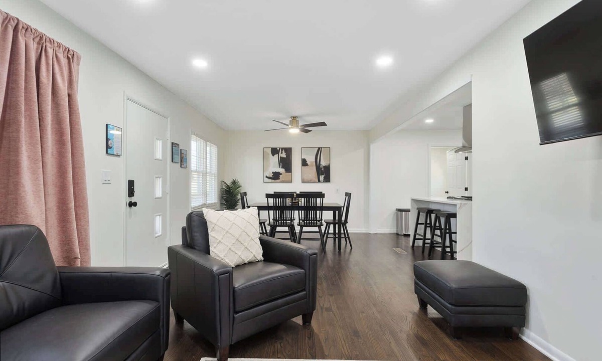 Overland Park House | Sleeps 8 |Pool Table| Overland Park Oasis