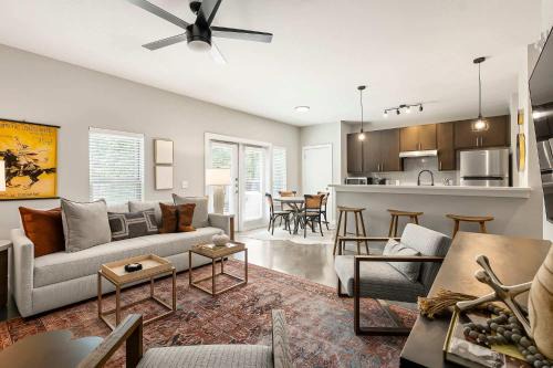 South Lamar House | South ATX Retreat - Sauna - Plunge - Pickleball