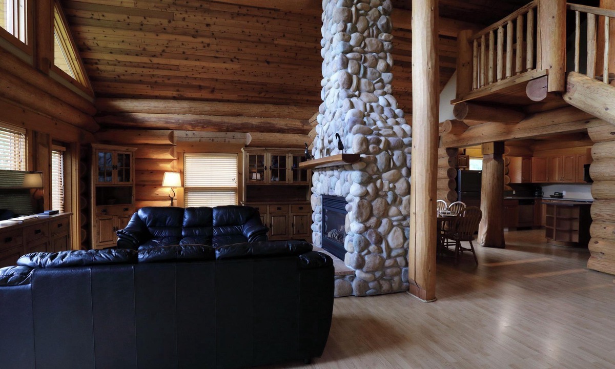 Clearwater Cabin | Spacious 3 Bedroom, 3 Bathroom Cabin near Wells Gray Waterfall in Beautiful BC!
