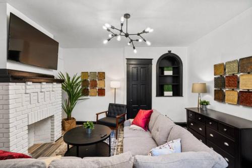 Penn-Knox Apartment | Spacious 3BR, 3BA Philly Retreat for 8 with Free Parking