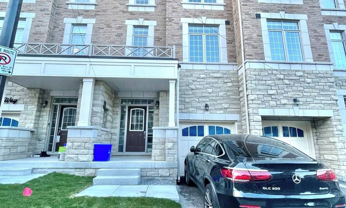 Markham House | Spacious 4 Bedroom Markham Townhouse with 2 Ensuite and King Memory Bed