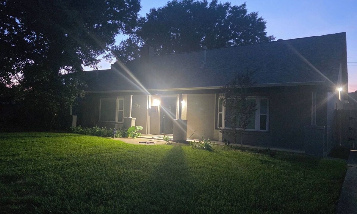 El Lago House | Spacious 5-bedroom 2 bath newly renovated house in beautiful Seabrook, new AC.