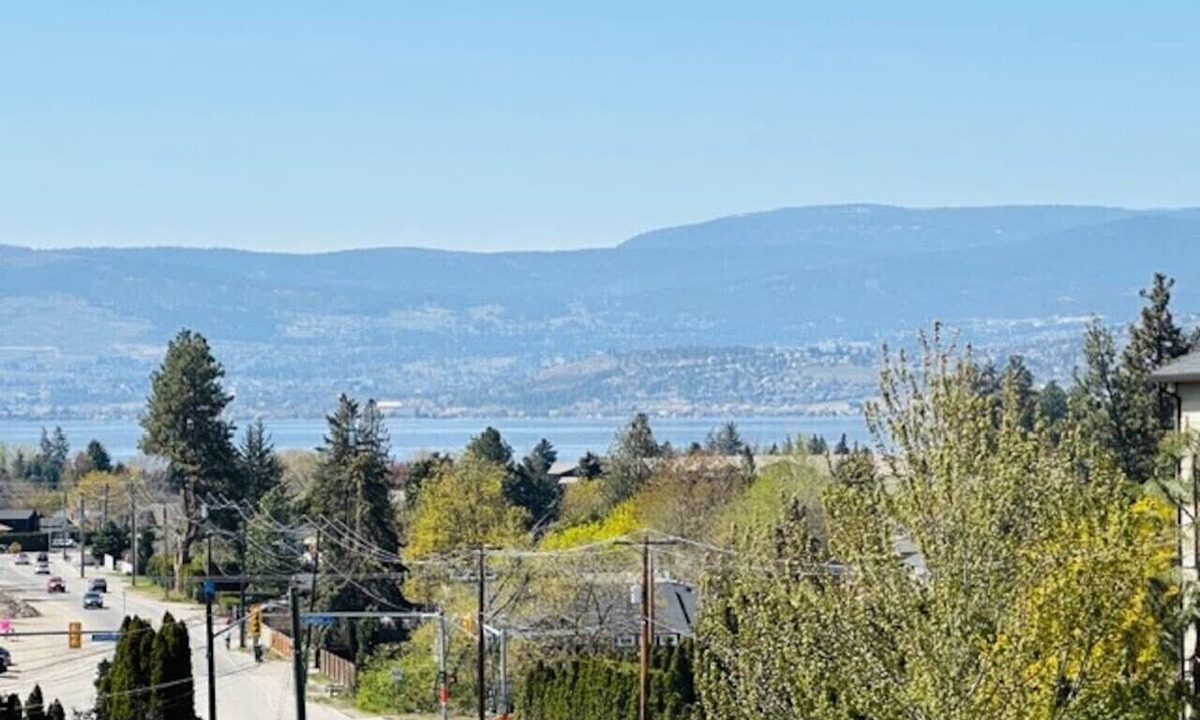 Crawford House | Spacious 5-Bedroom Family Home in Kelowna's Lower Mission, Sleeps 10