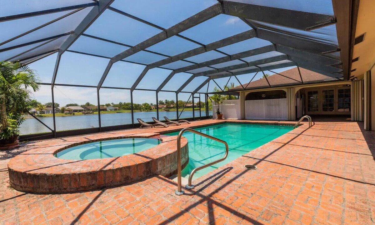 Tamarac House | Spacious 5-bedroom house in wonderful Lauderhill with AC