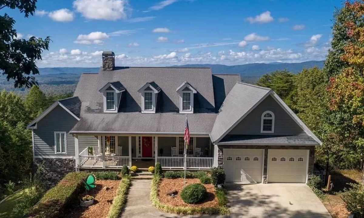 Salem House | Spacious 5-bedroom house with WiFi and mountain views!