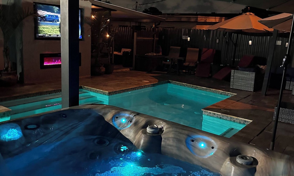 Miami Gardens Villa | Spacious 5-bedroom pool villa in Miami with sauna 3 jacuzzis and fitness room