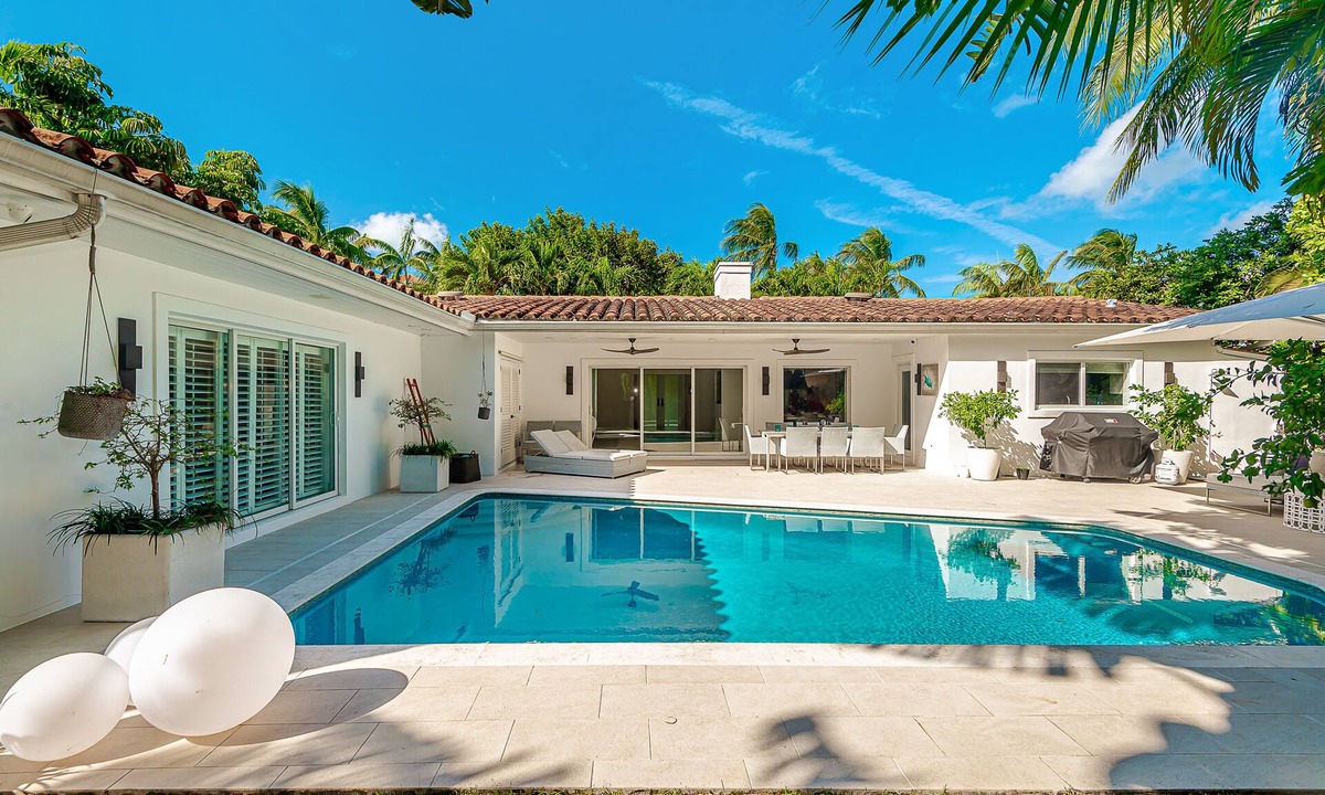 Key Biscayne House | Spacious 5-bedroom house with beautiful backyard with pool in Key Biscayne
