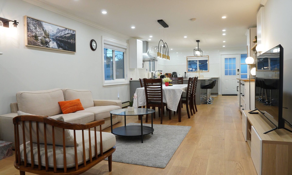 Fraserview House | Spacious 6BR Home Near DT and 15 mins to YVR