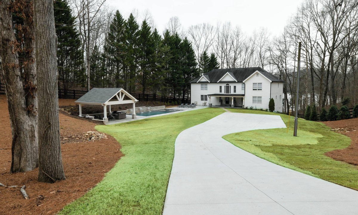Dawsonville House | Spacious Lake House with Dock and Swimming Pool