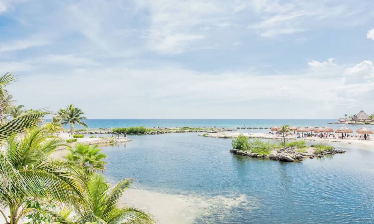 Puerto Aventuras Villa | Spacious villa with 5 bedrooms and WiFi, AC in charming Caribbean community