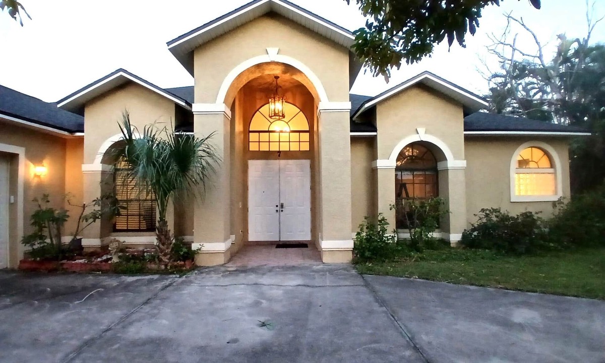 Fort Myers House | Spacious Waterfront 4BD/3BA in CC w/JAZCUZZI