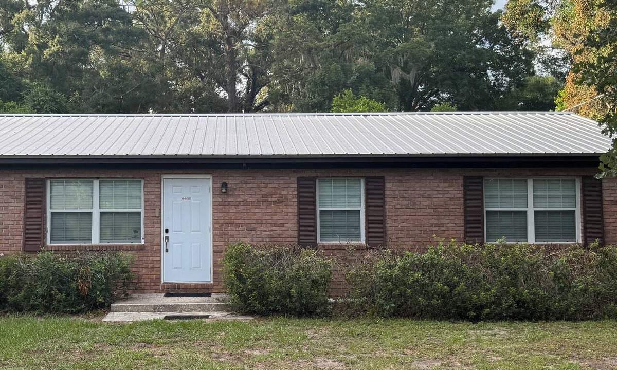 Trenton House | Spring basecamp, for up to 6, located less than 3 miles from Fanning Springs.