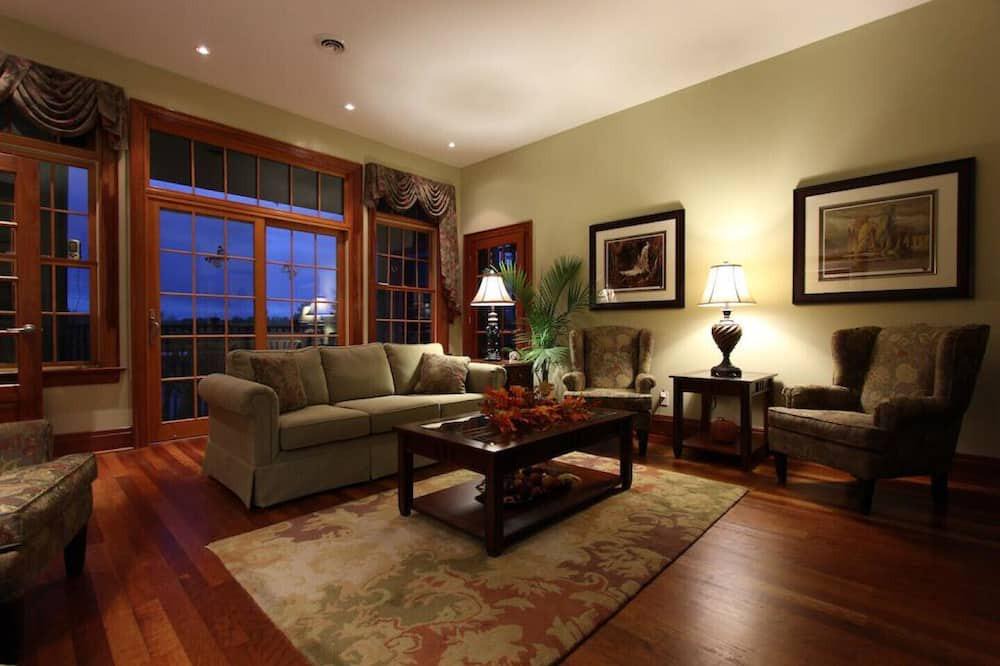 Georgetown Bed & Breakfast | Stone Edge Estate Bed & Breakfast - Queenston Room