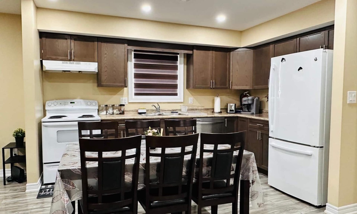 Thorold House | Stunning Detached Six-bedroom house with attached washroom