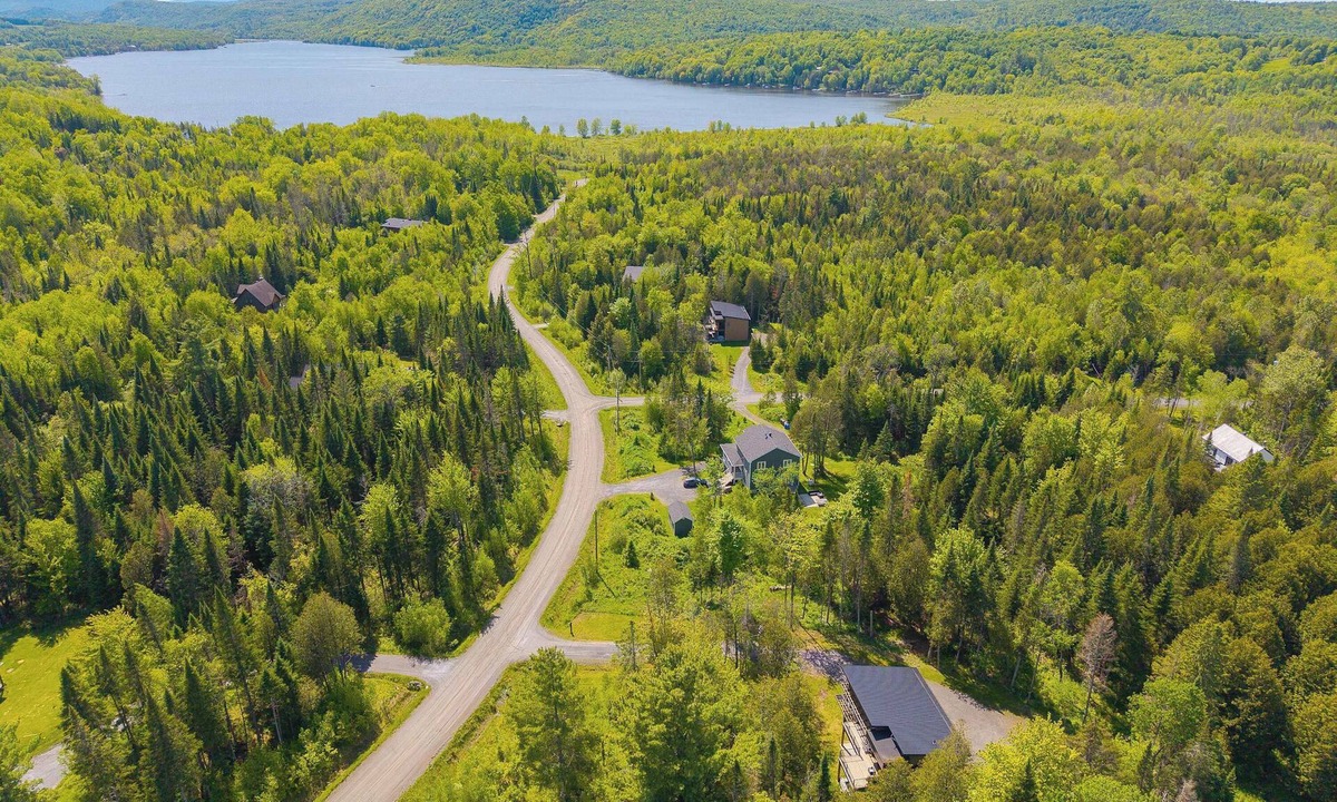 Stanstead Township Ski Chalet | Stylish Chalet & Spa Steps from Lake Memphrémagog