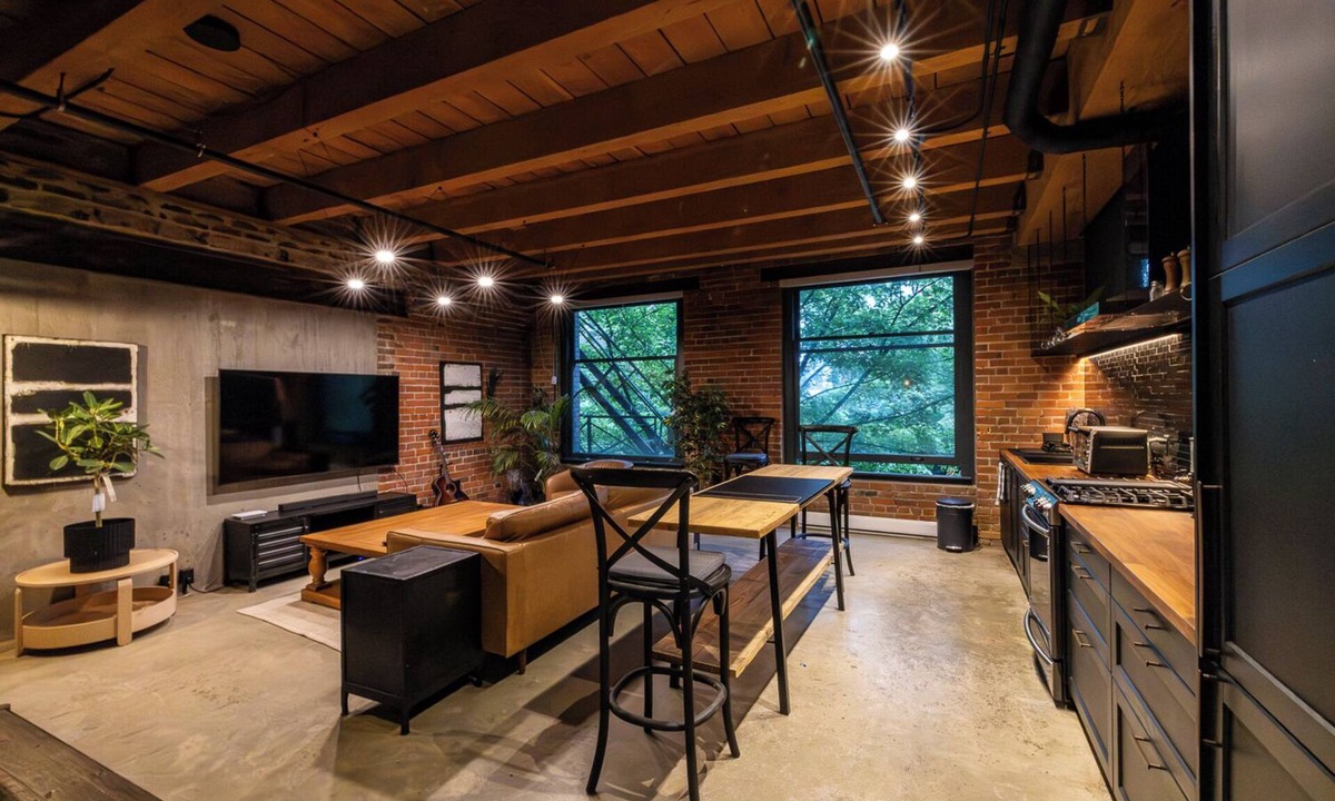 Chinatown Apartment | Stylish Industrial Loft Historic Gastown
