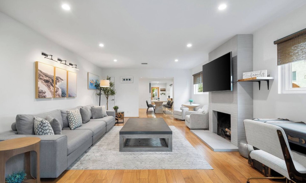 Sawtelle House | Stylishly Renovated Townhouse in Prime Brentwood Location