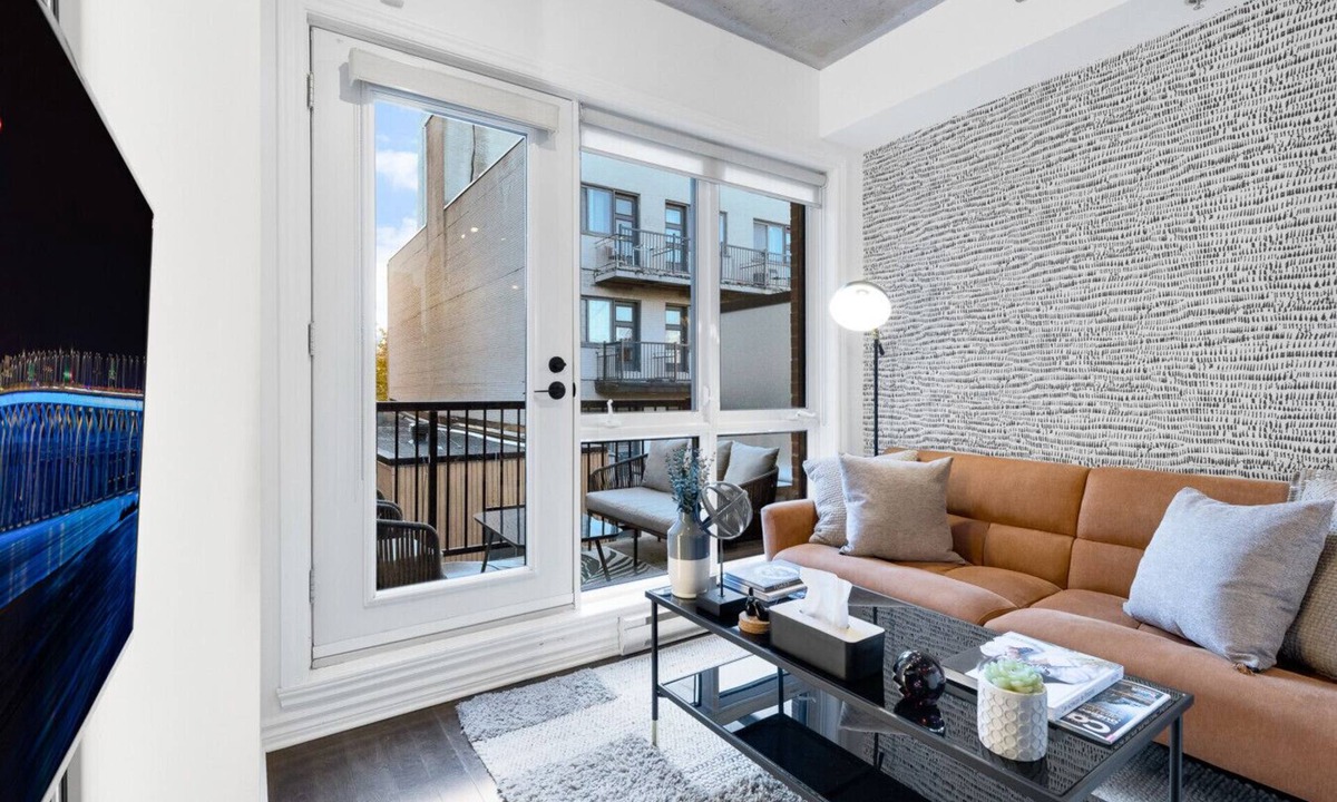 Milton Park Apartment | Suite 506 Downtown Montreal | W/Balcony, Queen Bed, Sofa Bed, Parking & 65` TV